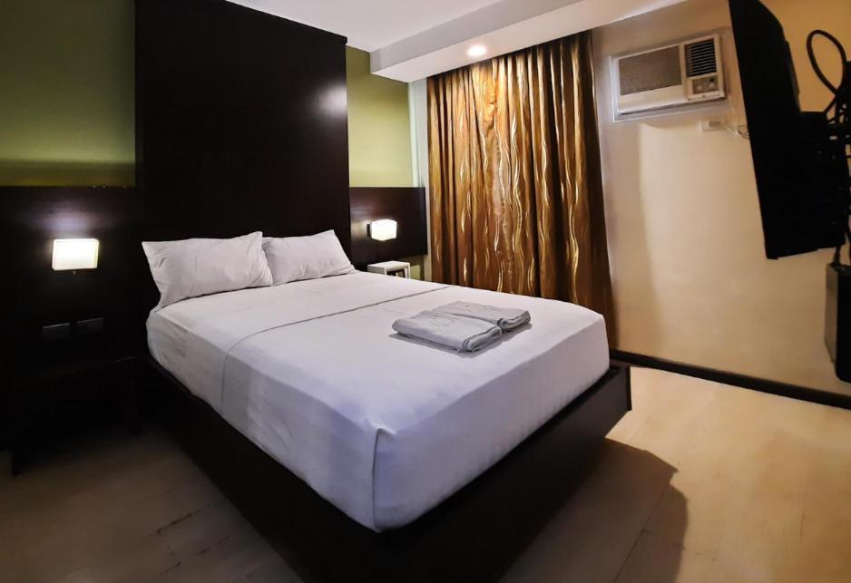 Lorenzzo Suites Hotel Makati Pasay Exterior photo